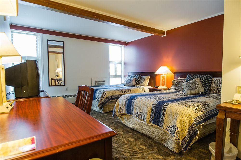 Grizz Hotel Revelstoke Bagian luar foto