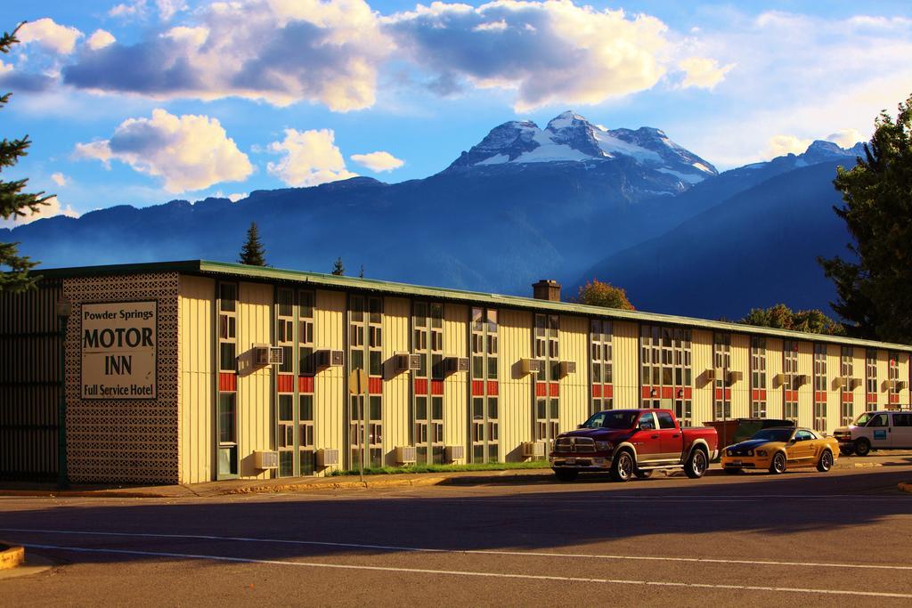 Grizz Hotel Revelstoke Bagian luar foto