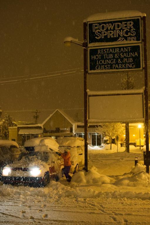 Grizz Hotel Revelstoke Bagian luar foto