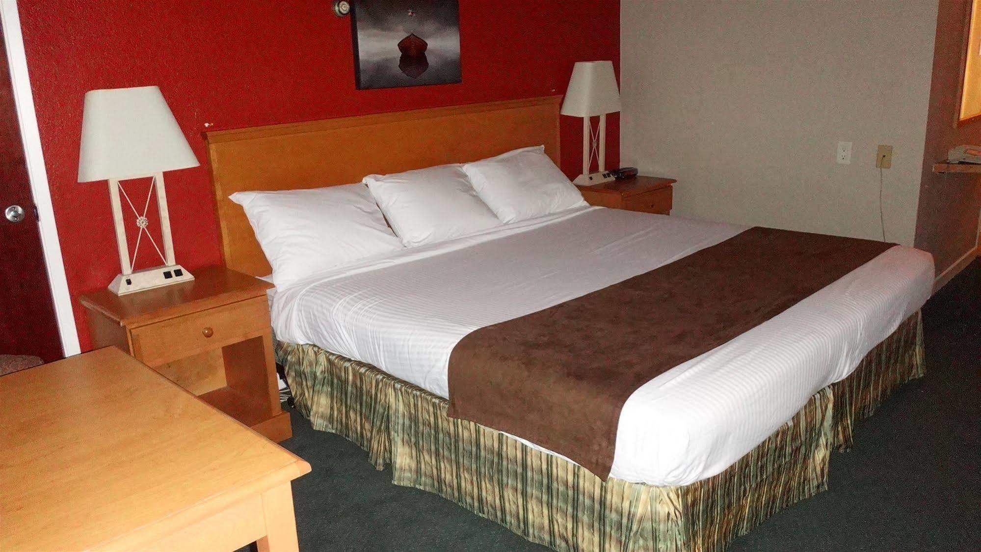 Grizz Hotel Revelstoke Bagian luar foto