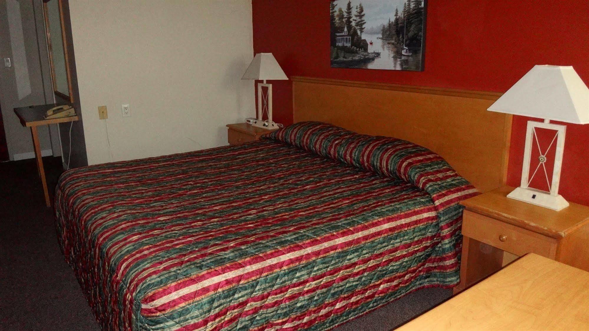 Grizz Hotel Revelstoke Bagian luar foto