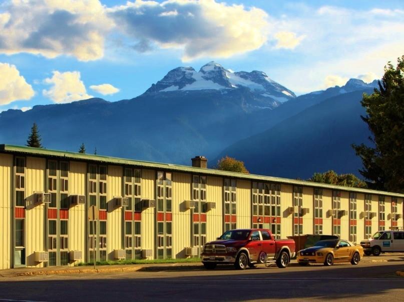 Grizz Hotel Revelstoke Bagian luar foto