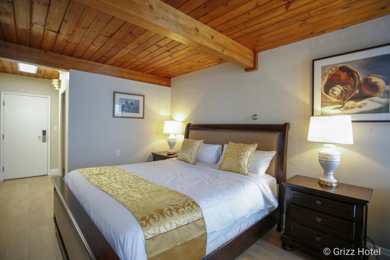 Grizz Hotel Revelstoke Bagian luar foto