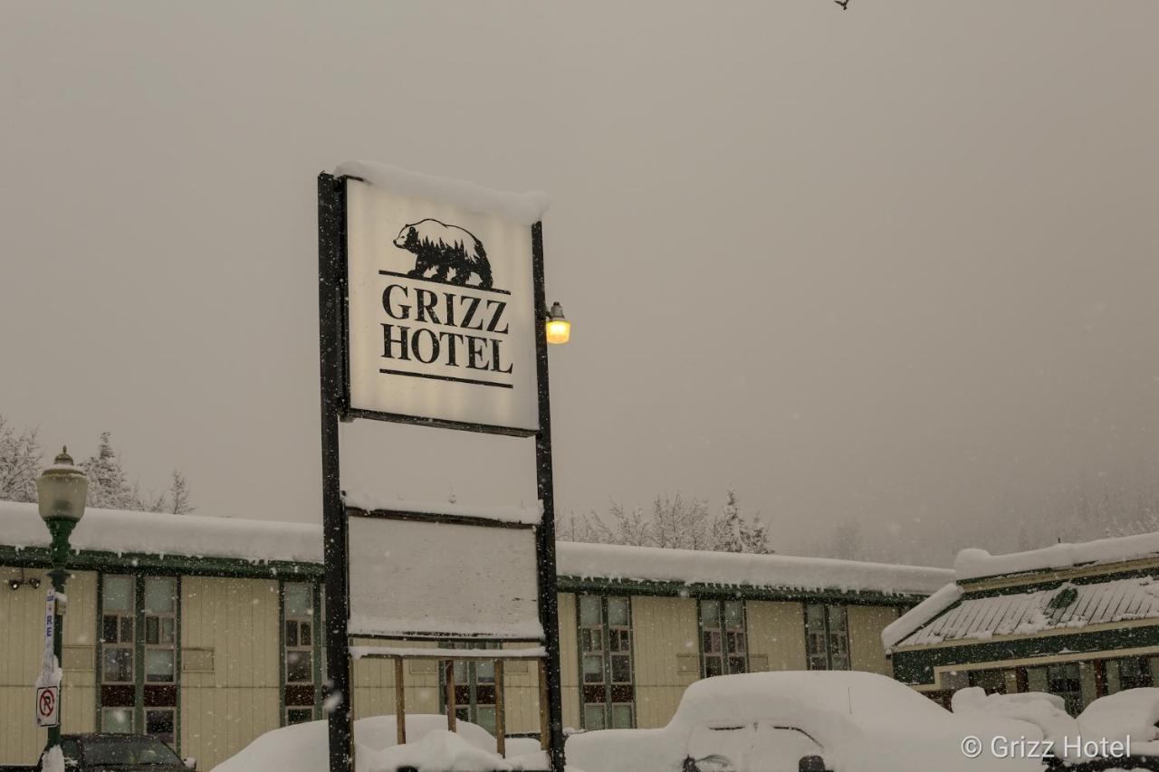 Grizz Hotel Revelstoke Bagian luar foto